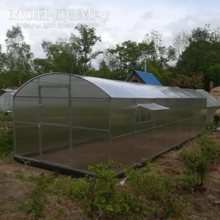 Теплица СверхПрочная ВАГОН 8 метров с поликарбонатом | Мой-Дом27 | Каркас изготовлен из оцинкованной замкнутой трубы 20*20 мм.<br>
 Ширина - 3 метра. Высота - 2,05 метра. Длина - 8 метров<br>
 Выдерживаемая снеговая нагрузка - 150 кг/м2. Выдерживаемая ветровая нагрузка - до 27 м/с.<br>
 Расстояние между дугами 1 метр. Ширина двери 0,96 метра.<br>
 <b>ДВОЙНАЯ ДУГА под дугой приварена еще одна дуга. Прямые стенки</b><br>